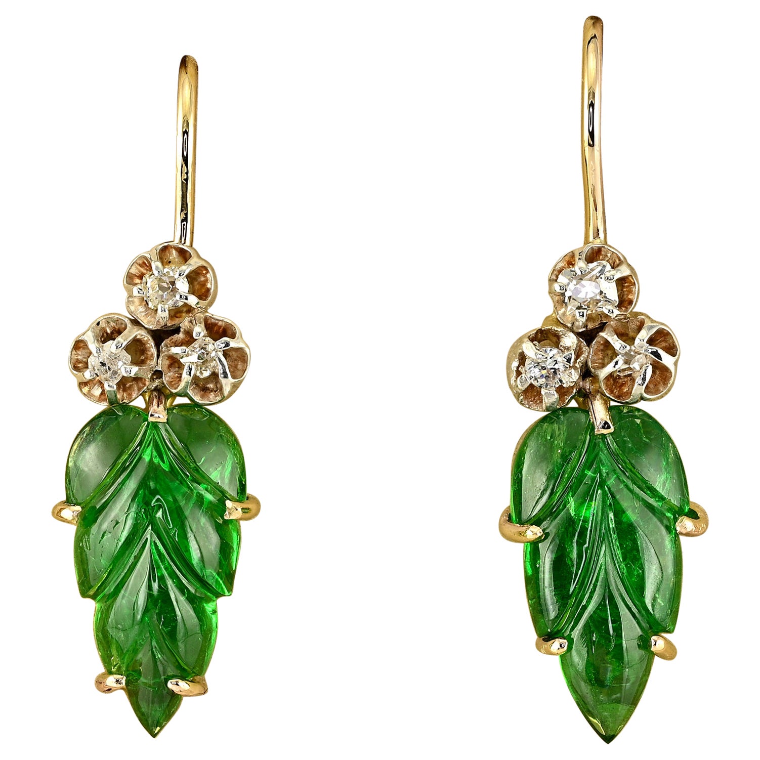 Pendants d'oreilles de style victorien 9.00 Ct Leaf Carved Green Garnet Diamond  en vente
