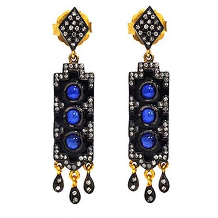 Boucles d'oreilles pendantes en saphir bleu avec diamants en or et argent 14k en vente