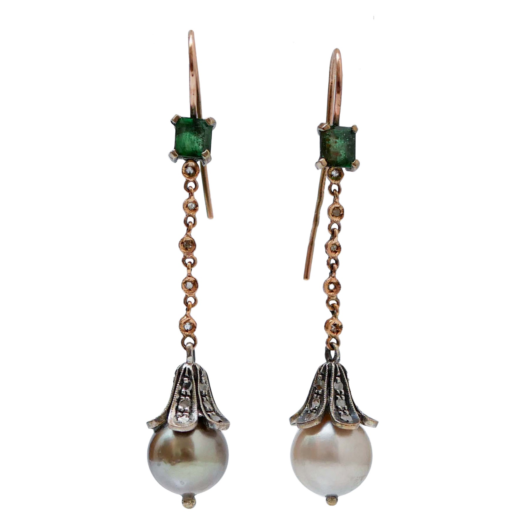 Pendientes de perlas, esmeraldas, diamantes, oro rosa y plata.