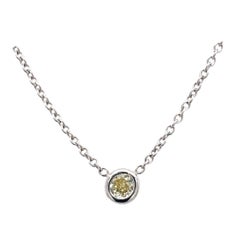 Pendentif en or blanc 18 carats avec diamant jaune naturel de 0,10 carat