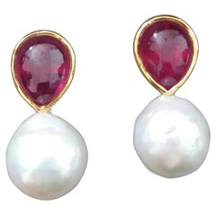 Clous d'oreilles baroques à chaton en or jaune 14 carats avec perles blanches en forme de poire et rubis