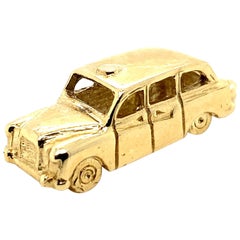 A 9 Karat Yellow Gold London Black Cab Taxi Charm