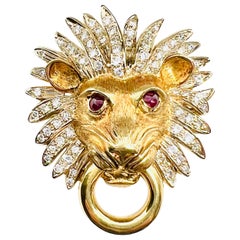 Adler Pendentif en or jaune 18 carats, diamants et rubis à tête de lion