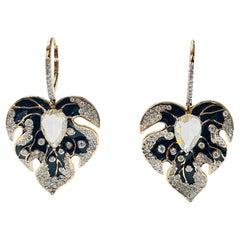 Boucles d'oreilles chandelier en or 18 K avec diamants et émail en forme de poire. 