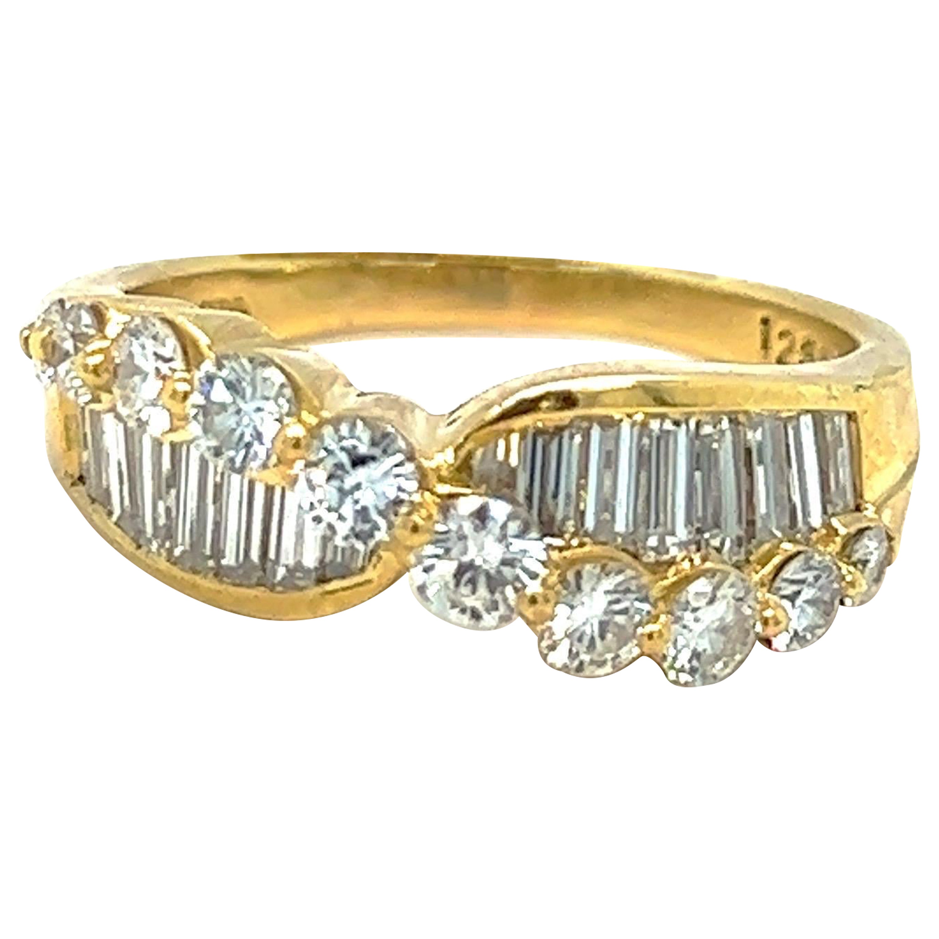 Nova 18KT Gelbgold 1,93 Karat. Diamantring mit rundem und Baguette-Diamant im Angebot