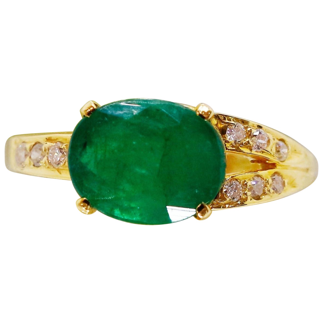 Natural Emerald Engagement Ring in 18kt gold For Sale