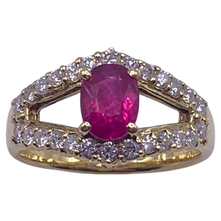 Classico ed elegante anello Bochic in oro giallo 18 con diamanti e zaffiri rosa a grappolo in vendita