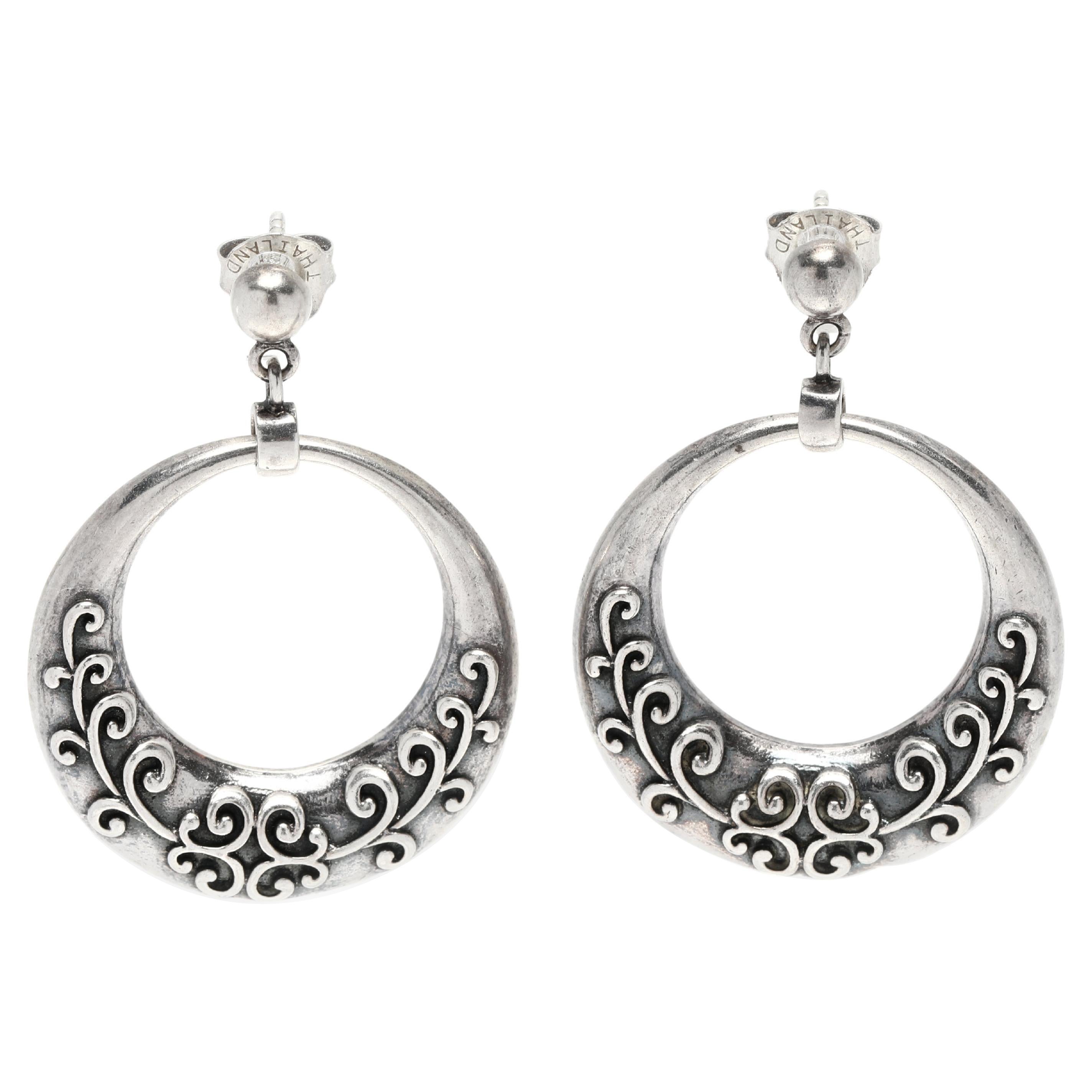Boucles d'oreilles pendantes vintage en argent avec volutes en forme de cercles ouverts en vente