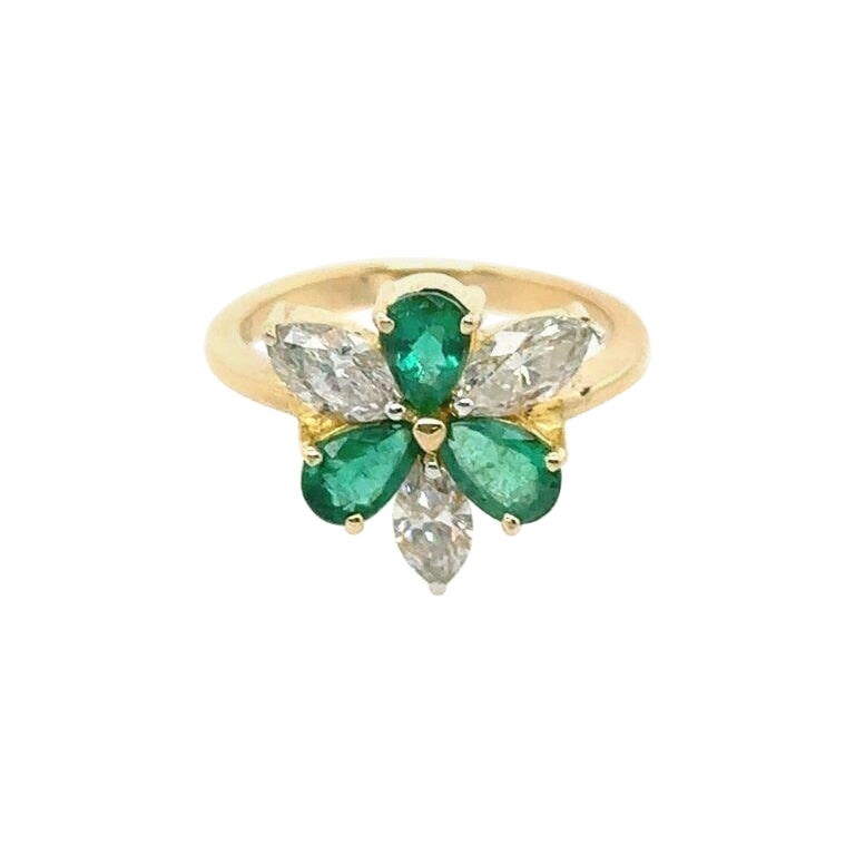 6-Stein-Ring mit 3 Marquise-Diamanten und 3 birnenförmigen Smaragden aus 18 Karat Gelbgold im Angebot