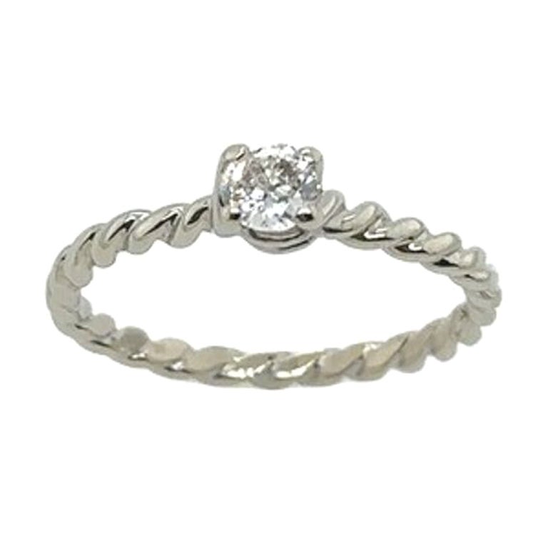 Bague solitaire torsadée en or blanc 9 carats avec diamants 0,25 carat