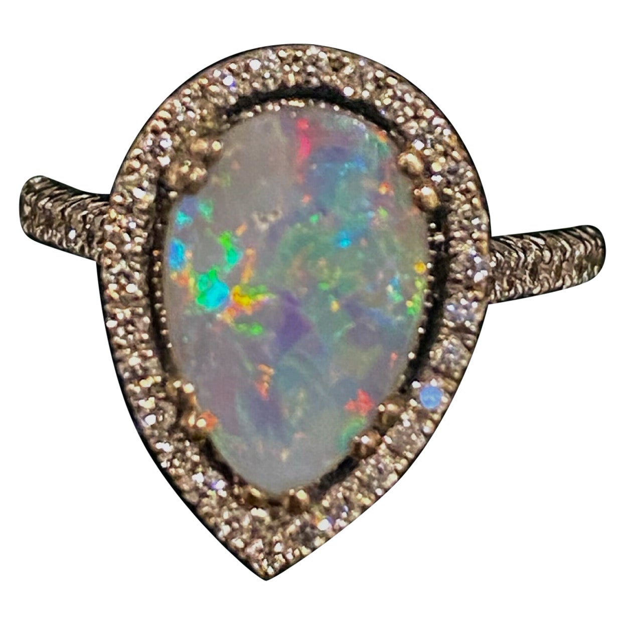 2,50 Karat australischer Boulder-Opal im Birnenschliff & Diamant (1,50 Karat) Ring aus 18 Karat Weißgold