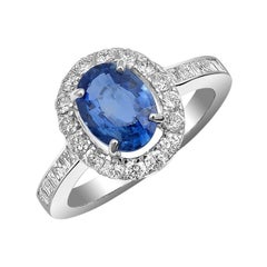 Bague en or blanc sertie d'un saphir bleu certifié de 1,73 carat et de diamants 