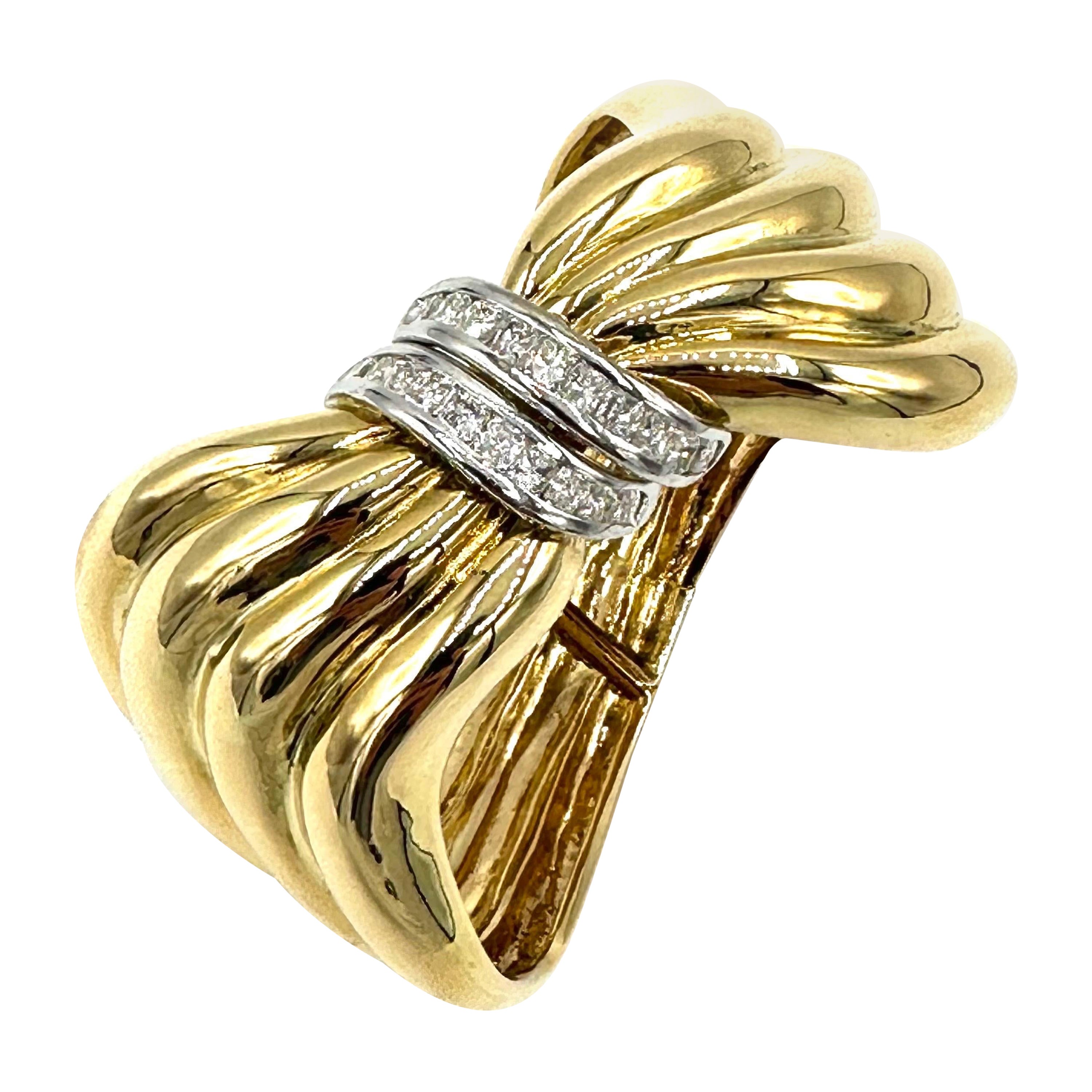 Bracelet jonc à rubans en or jaune 18 carats et diamants radiants de 2,70 carats 