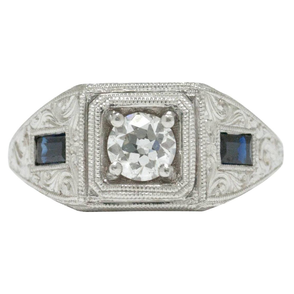 Handgravierter Vintage-Verlobungsring mit alteuropäischem Diamant-Saphir im Angebot