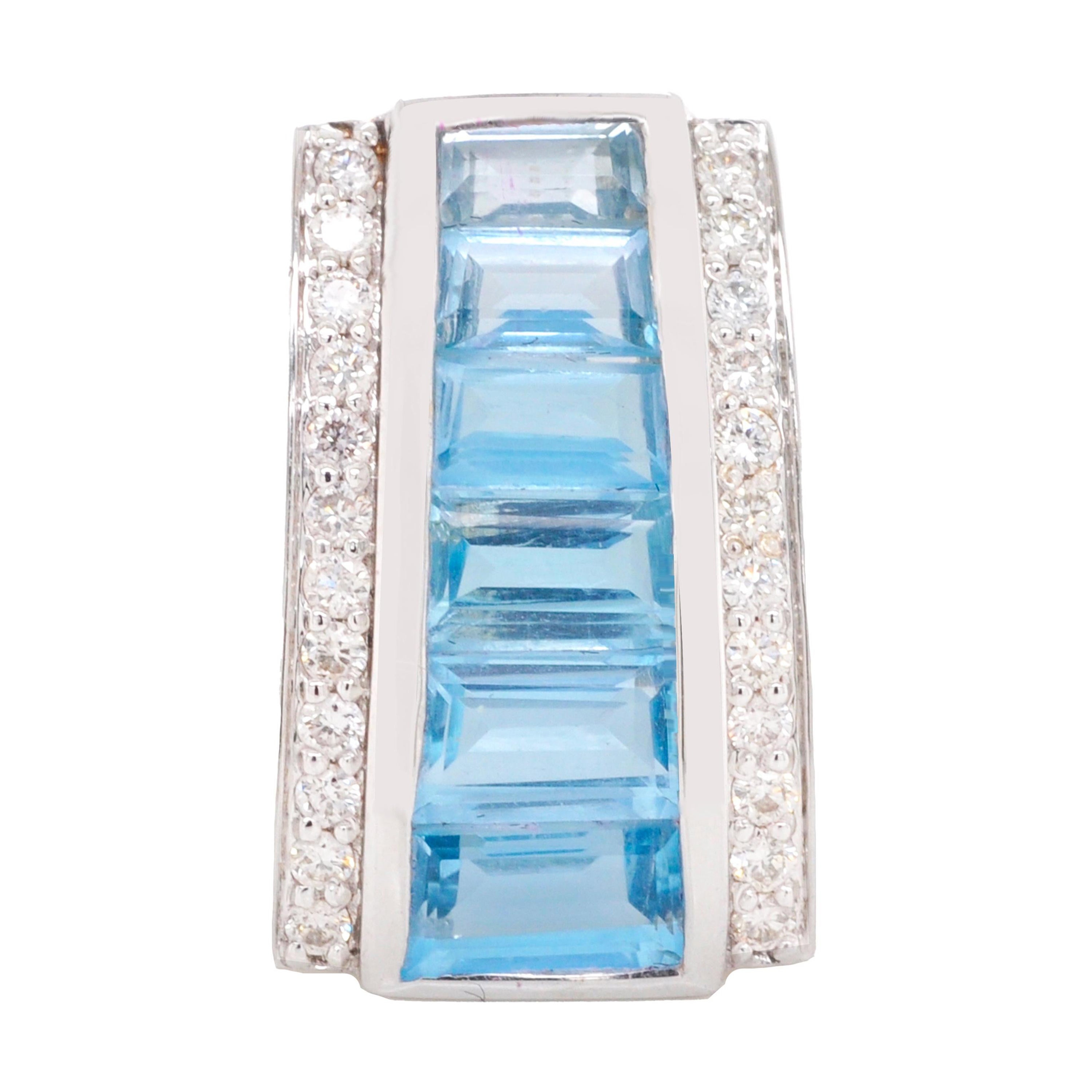 Collier pendentif en or blanc 18 carats avec topaze bleue et diamants baguettes sertis en canal