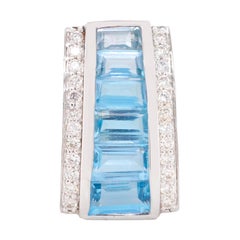 Collier pendentif en or blanc 18 carats avec topaze bleue et diamants baguettes sertis en canal