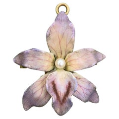 Halskette oder Brosche mit Orchideenblumen-Anhänger aus Emaille in Gold und Gold im viktorianischen Jugendstil