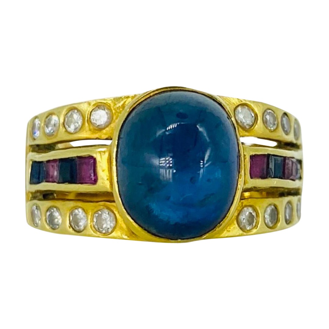 Retro 6.00 Carat Blue Sapphire Cabochon, Rubys and Diamonds Ring 18k Gold For Sale