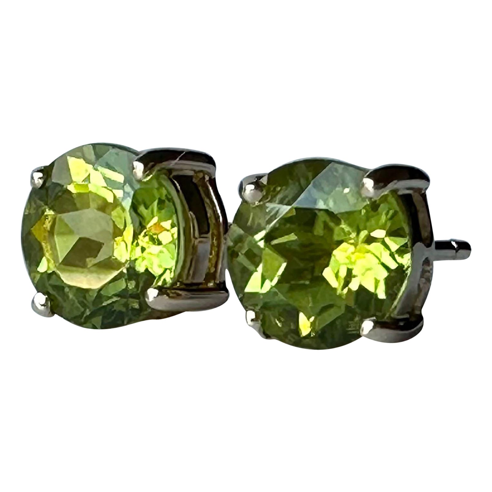14kt Yellow Gold Stud Earrings set with Peridot For Sale