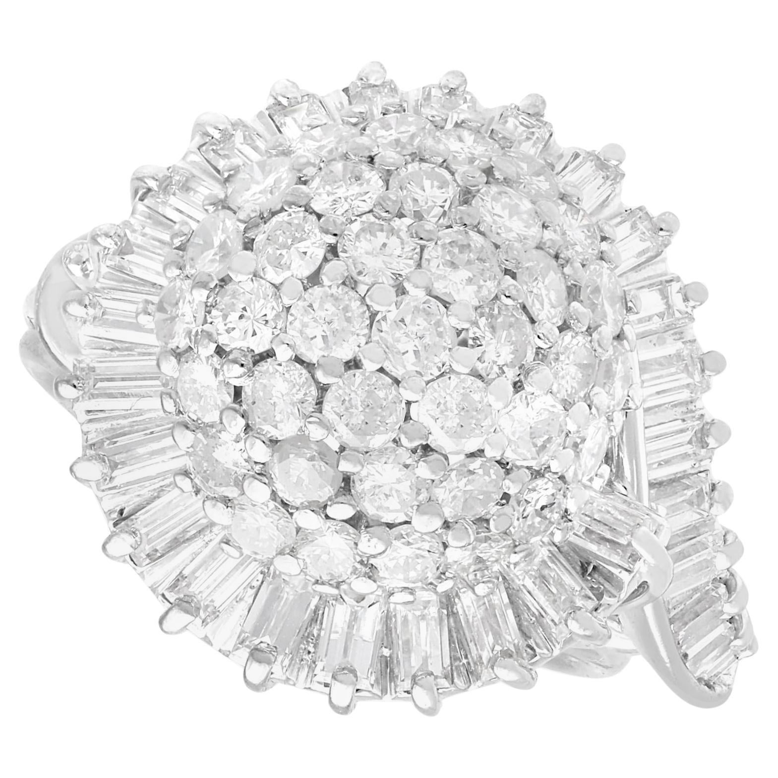 Anillo Art Decó de diamantes de 3,37 quilates y racimo de oro blanco de 18 quilates