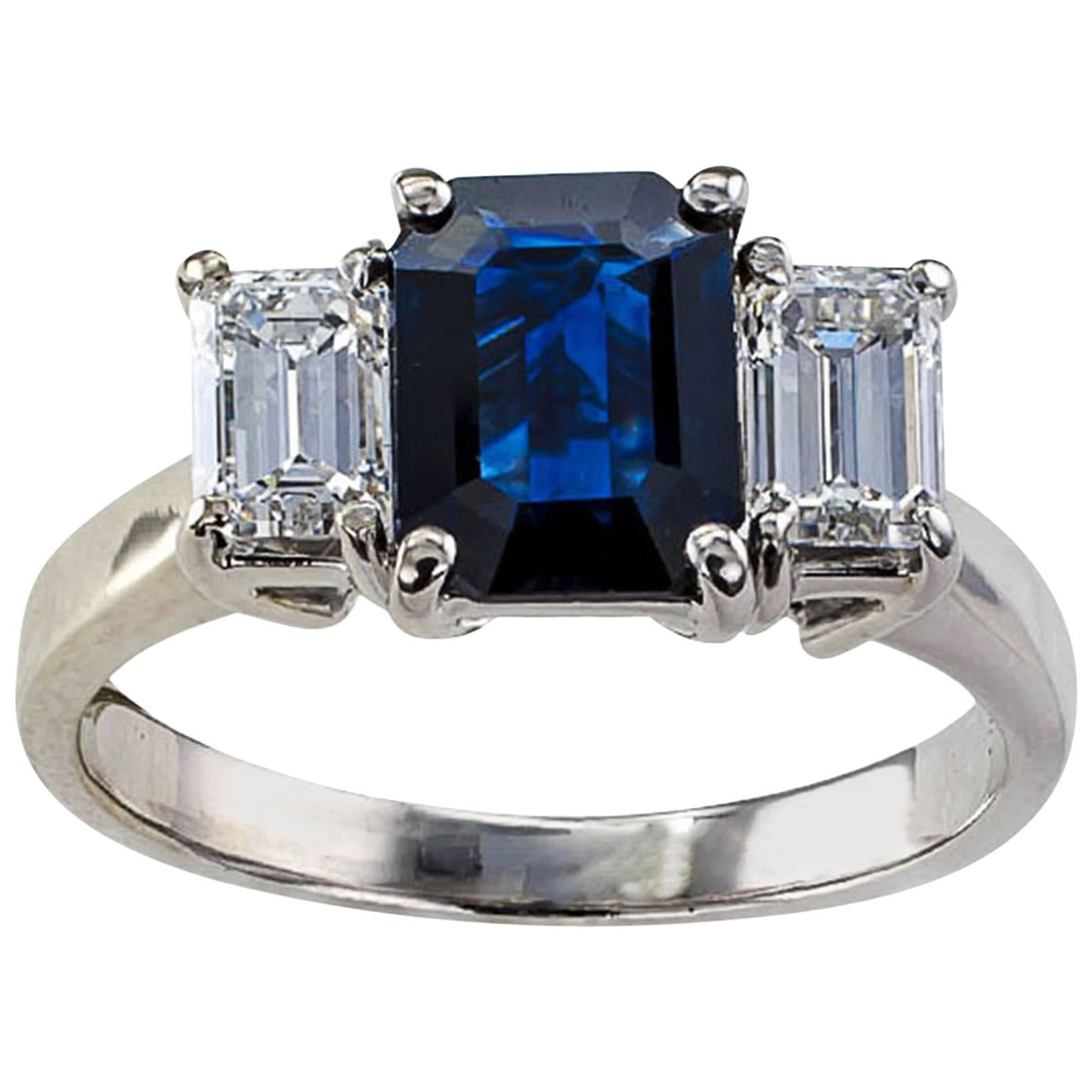 Dreisteiniger Ring mit blauem Saphir und Diamant im Smaragdschliff