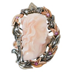 Ring aus Koralle, Rubinen, Diamanten, Roségold und Silber.