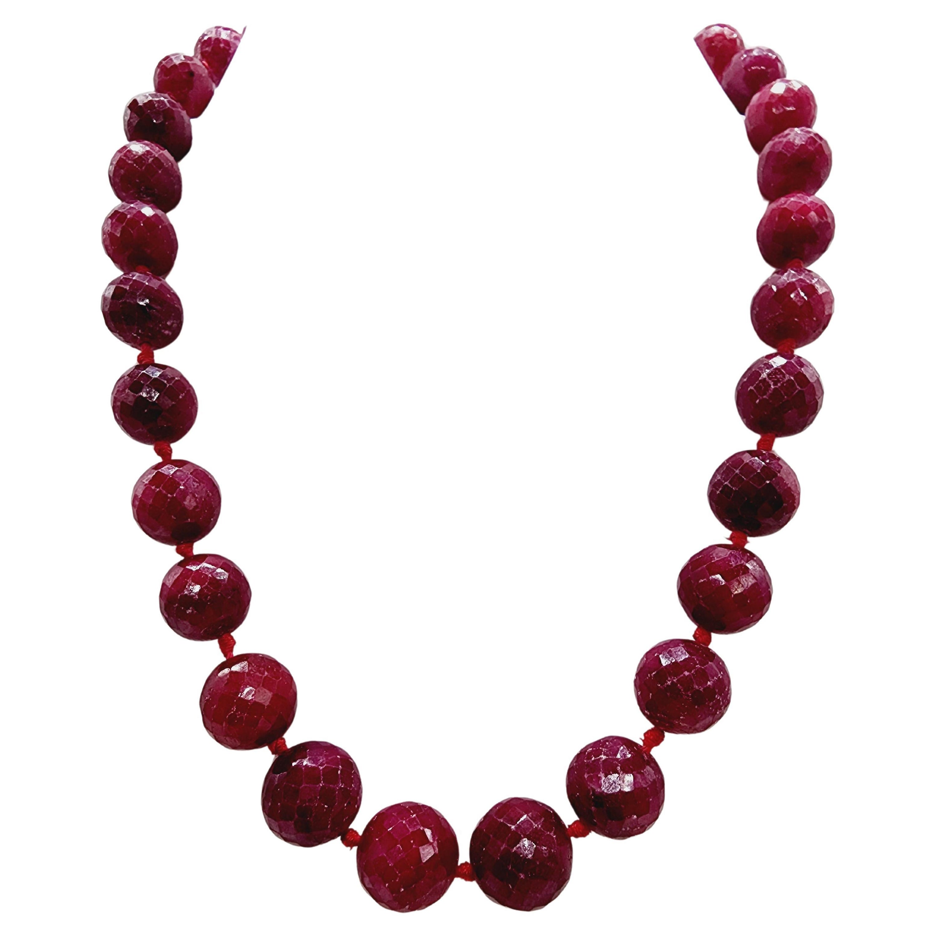 483.60 Carats Ruby Round Necklace 14 Karat Yellow Gold For Sale