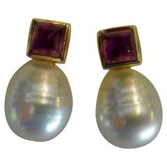 Clous d'oreilles en or Paspaley avec perles des mers du Sud et améthyste en forme de pain de sucre en cabochon