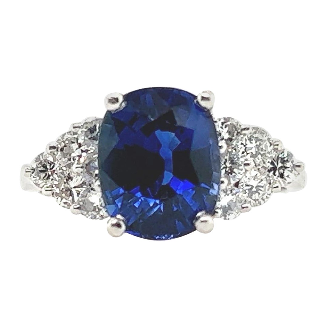 Bague de fiançailles moderne en platine 3,46 carats saphir bleu royal naturel et diamant en vente