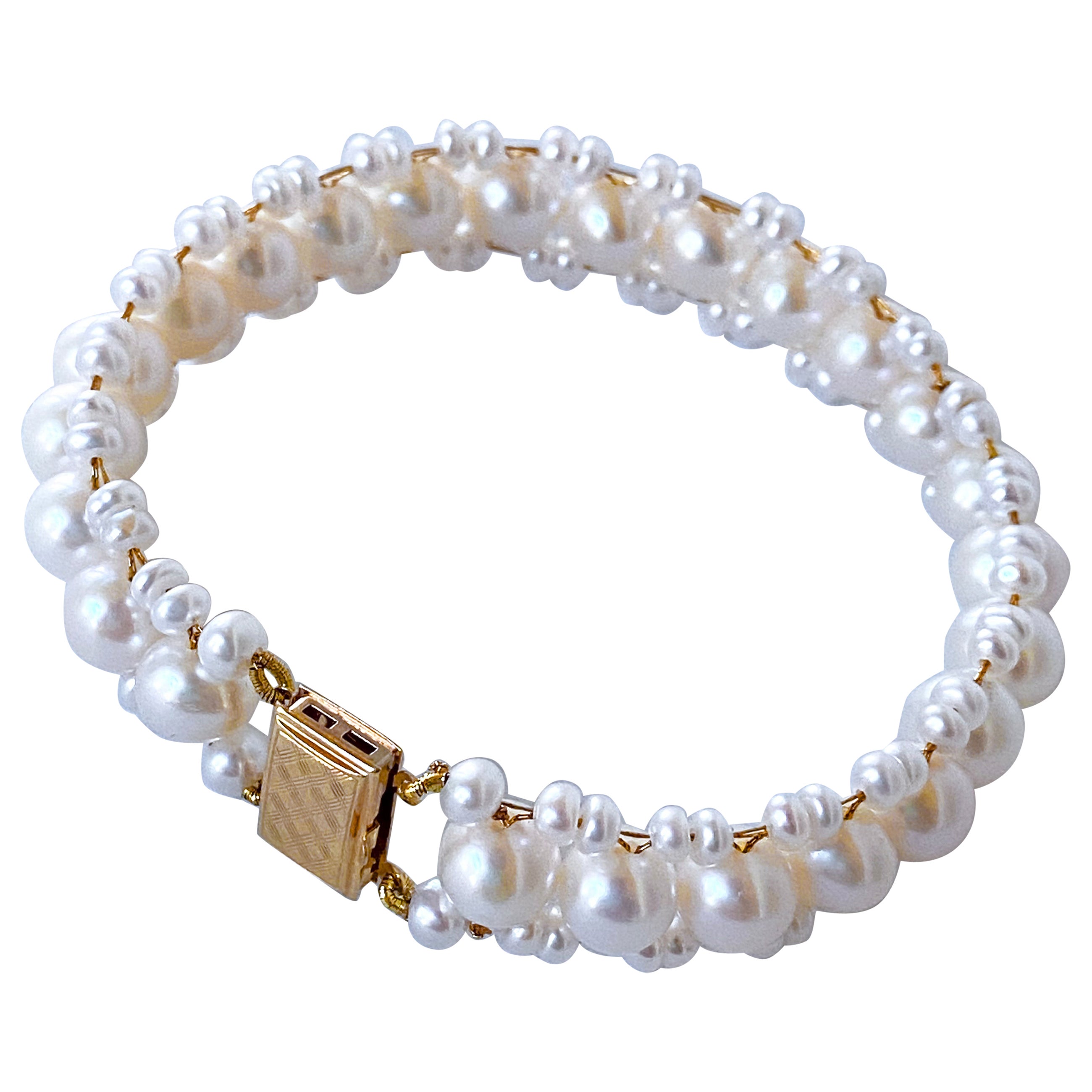 Marina J. Bracelet tissé de perles avec fermoir en or jaune massif 14 carats en vente