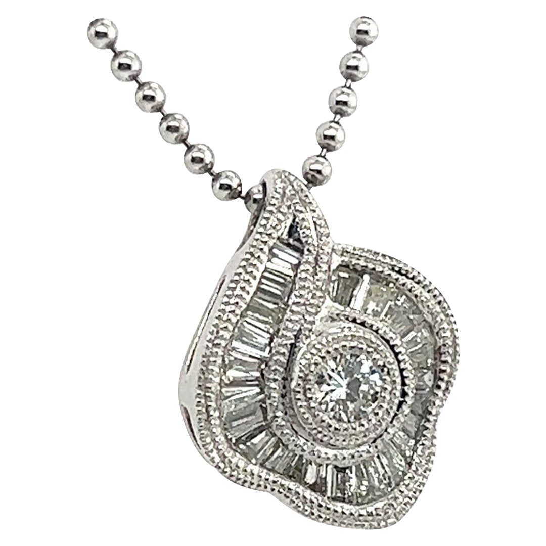 Collier pendentif moderne en platine avec diamants naturels ronds et baguettes de 0,75 carat en vente