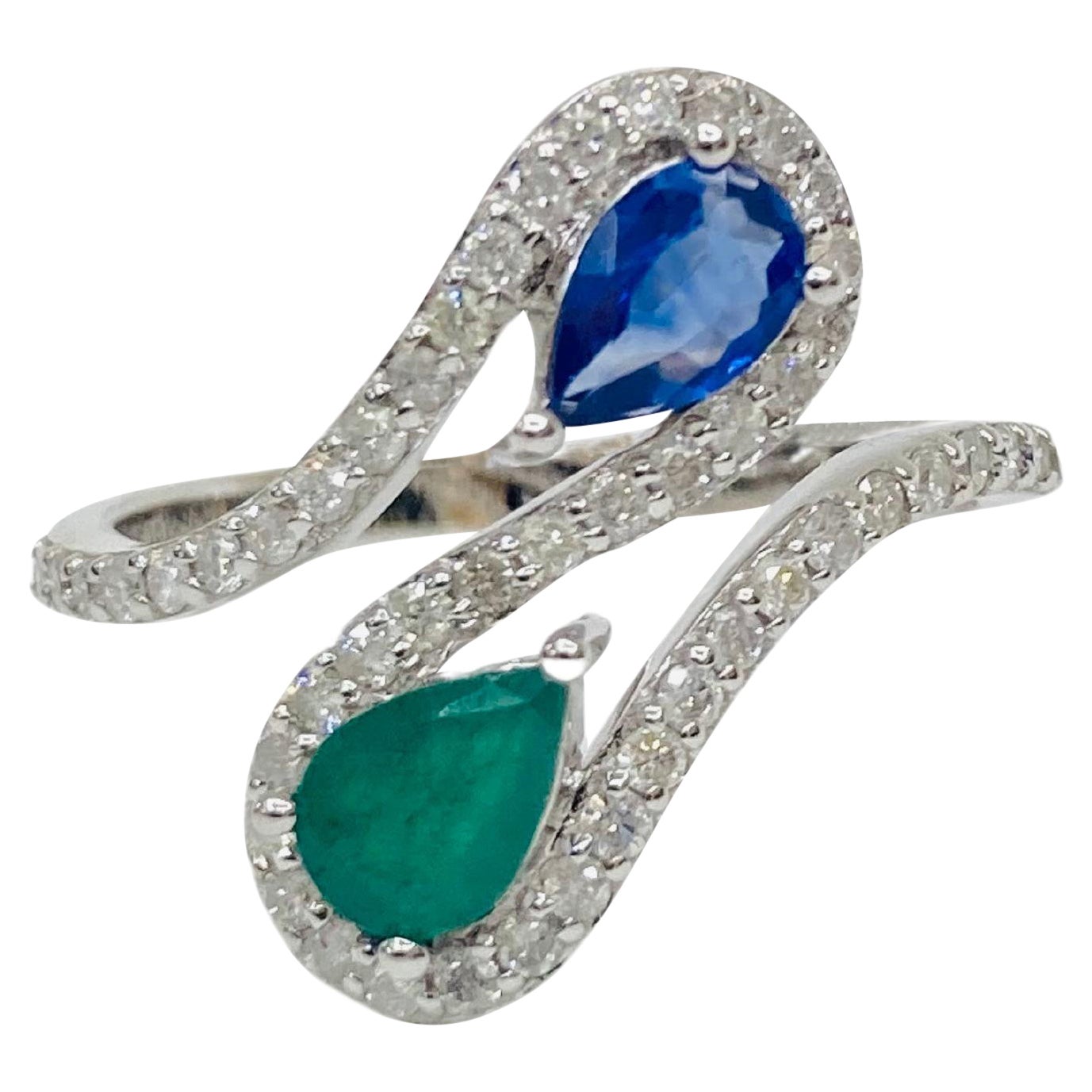 Anello a grappolo con smeraldo e zaffiro d'epoca a 2 colori in oro 18 carati e diamanti di Bochic. in vendita