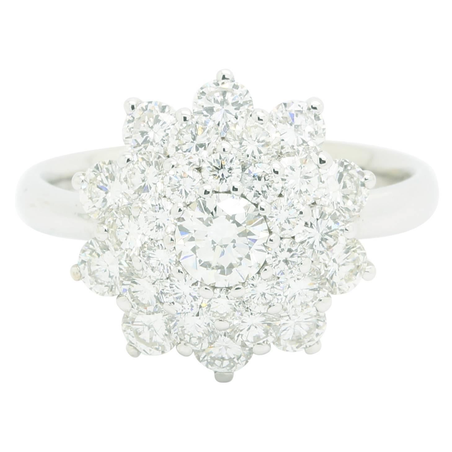 Bague en or blanc 18 carats avec grappe de diamants blancs en forme de fleur de 2,13 carats en vente