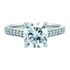 Anillo de compromiso de platino con diamante de 1.81 quilates certificado por el GIA