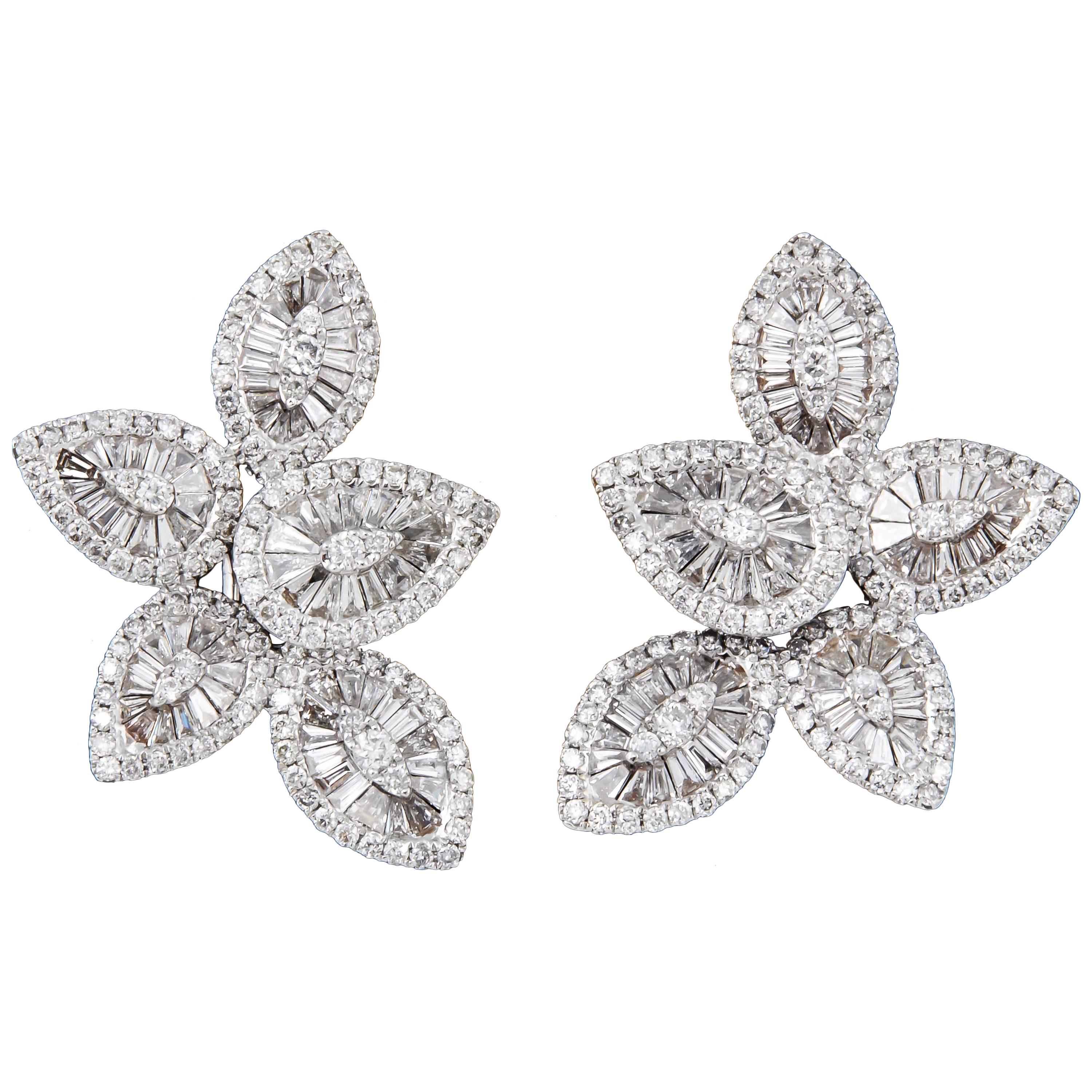 Superbes boucles d'oreilles en or avec grappe de diamants baguettes et ronds en vente