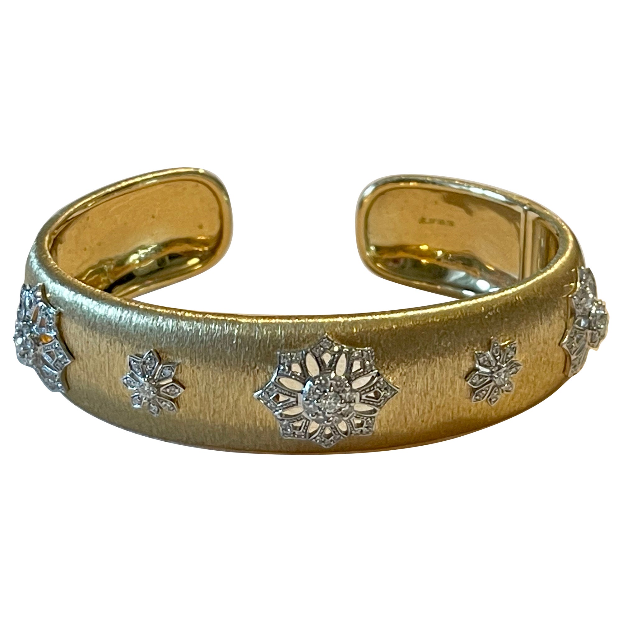 Large bracelet jonc en or jaune et blanc brossé 18 carats avec diamants