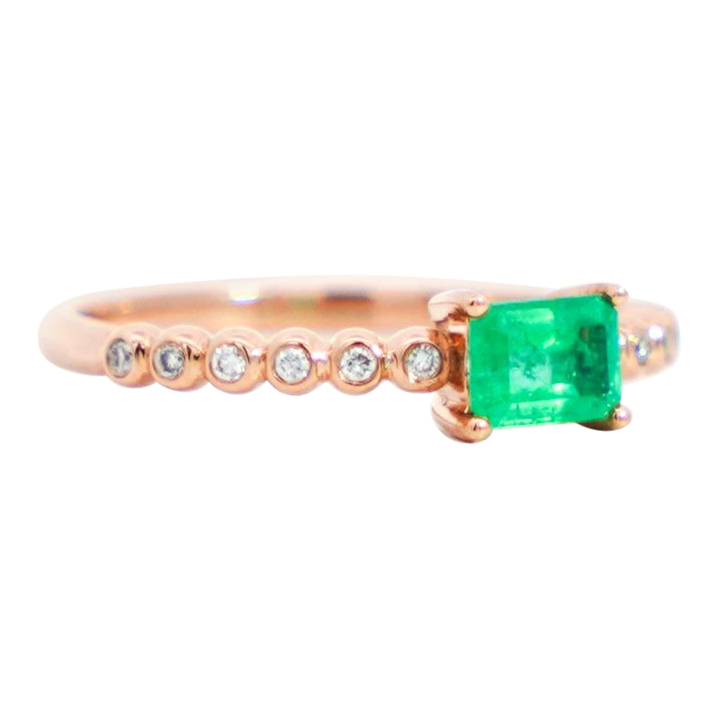 Natural Emerald Stacking Ring in 18K Rose Gold With Thin Ribbed Band For Sale