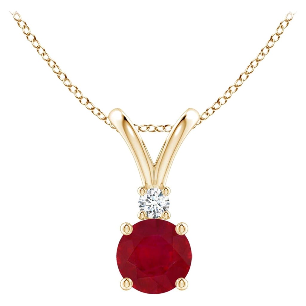 ANGARA Pendentif solitaire en or jaune avec rubis rond naturel de 0,60 carat et diamants en vente