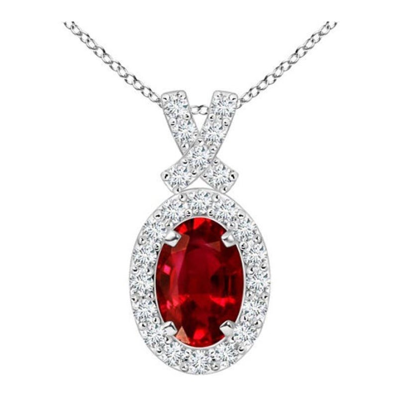 ANGARA Colgante de rubí natural de 0,60 ct con halo de diamantes en oro blanco de 14 quilates