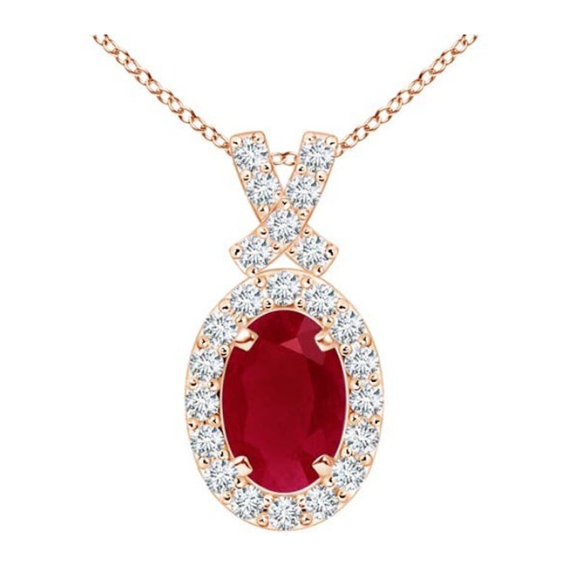 ANGARA Colgante de rubí natural de 0,60 ct con halo de diamantes en oro rosa de 14 quilates