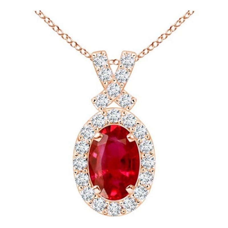 ANGARA Colgante de rubí natural de 0,60 ct con halo de diamantes en oro rosa de 14 quilates