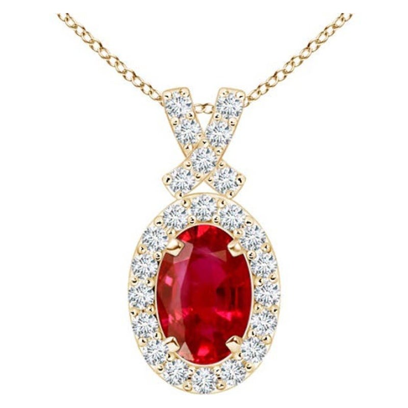 ANGARA Colgante de rubí natural de 0,60 ct con halo de diamantes en oro amarillo de 14 quilates