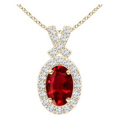 ANGARA Colgante de rubí natural de 0,60 ct con halo de diamantes en oro amarillo de 14 quilates