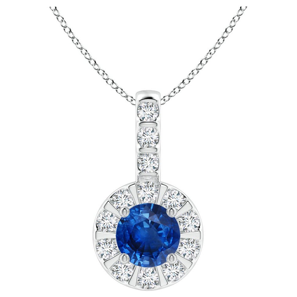 ANGARA Pendentif en or blanc 14 carats avec saphir bleu naturel de 0,33 carat et halo de diamants en vente