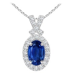ANGARA Colgante de zafiro azul natural de 0,60 ct con halo de diamantes en oro blanco de 14 quilates