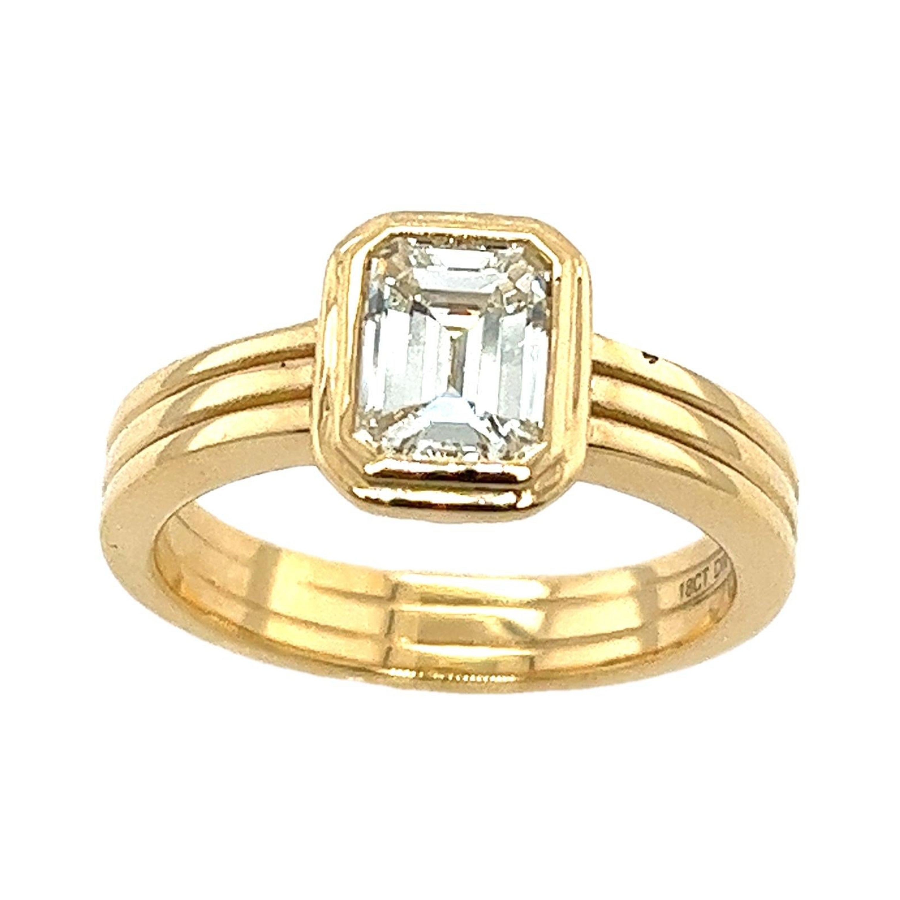 Diamond Solitaire Ring Set With 1.01ct K/VS2 Emerald Cut Diamond, In 18ct Gold For Sale