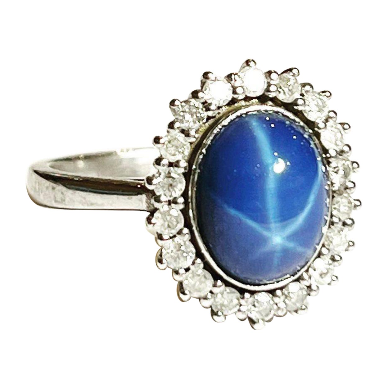 1960s, Sapphire Star Cabochon and Diamonds Halo 18k white Gold Cluster Ring For Sale