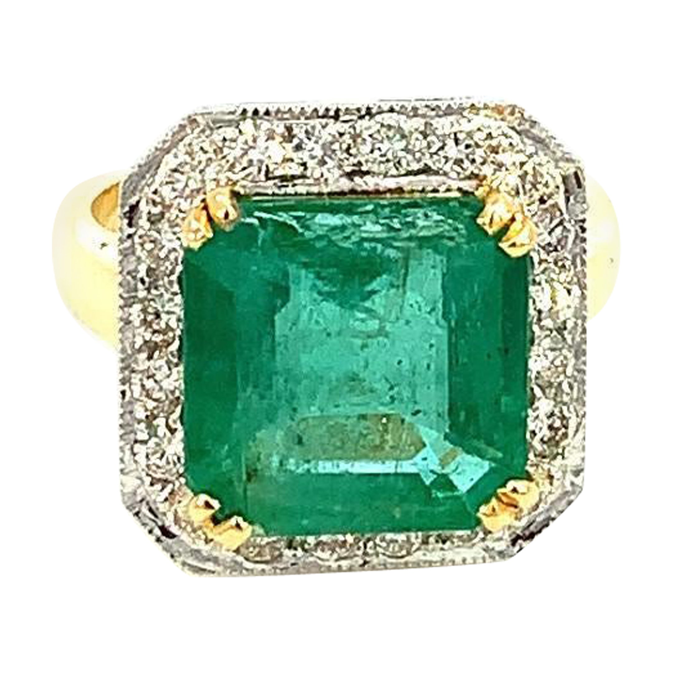 7.50 Carats Emerald 0.80 Carats Diamond Cocktail 18K Gold Ring For Sale