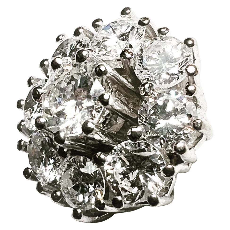 1970er Jahre Diamanten 18 Karat Weißgold Ohrstecker Cluster Ohrringe.
Bolzen und Kupplungssystem.
Zustand: Gut.
Diamant im Brillantschliff.
Ungefähres Gesamtkaratgewicht der Diamanten: 3,26 Karat.
Qualität der Diamanten: H. VS-SI.
Das Labor ist