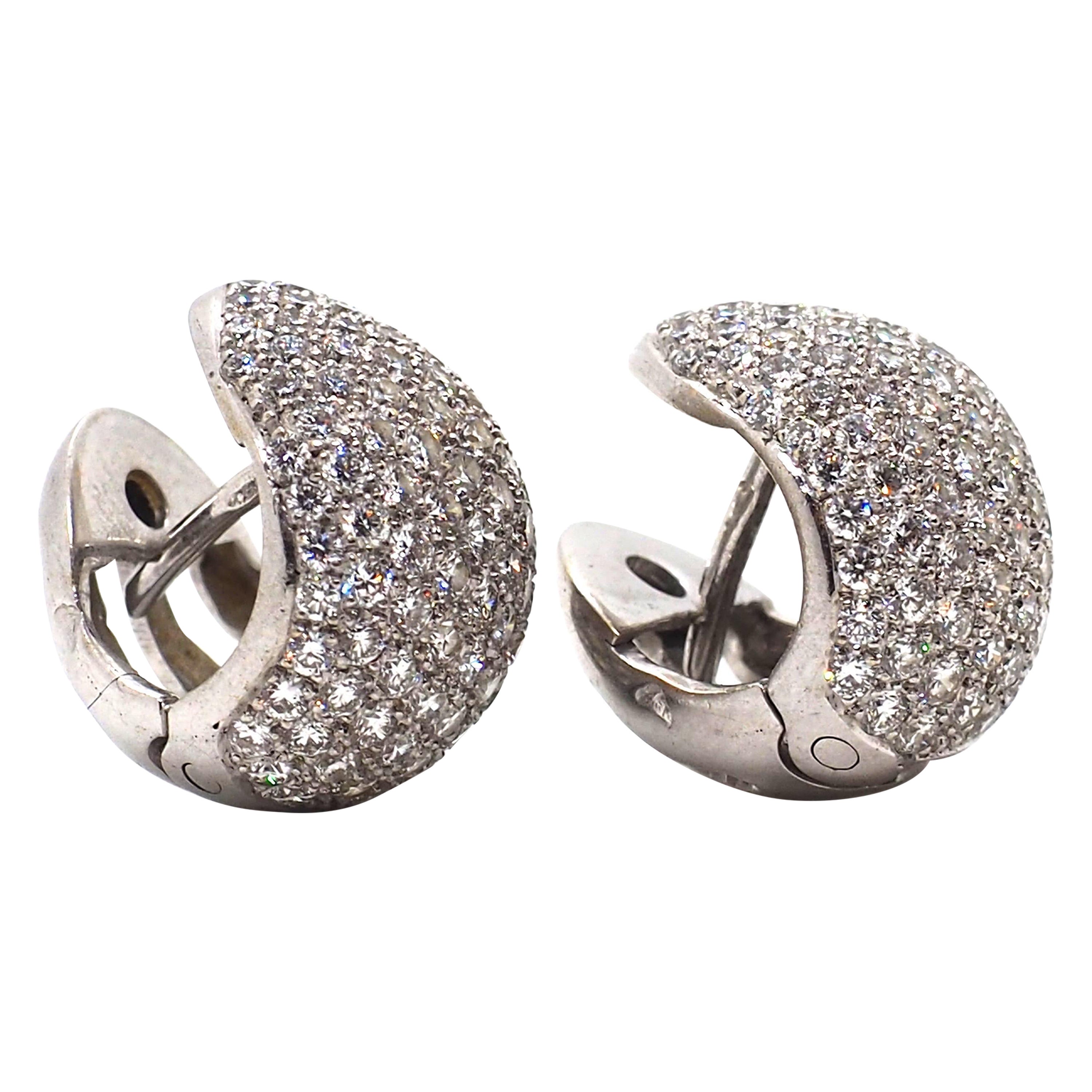 Boucles d'oreilles Huggie en or blanc 18 carats et diamants Whiting 